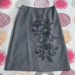 United colors of Benetton. Grey knee skirt with floral pattern.